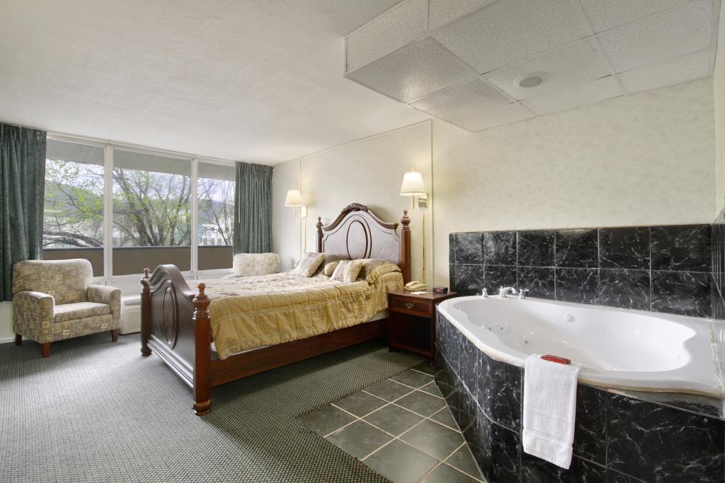 Ramada By Wyndham Roanoke Hotel Eksteriør billede